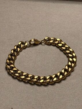 Gold Tone Curb Chain Bracelet 7”